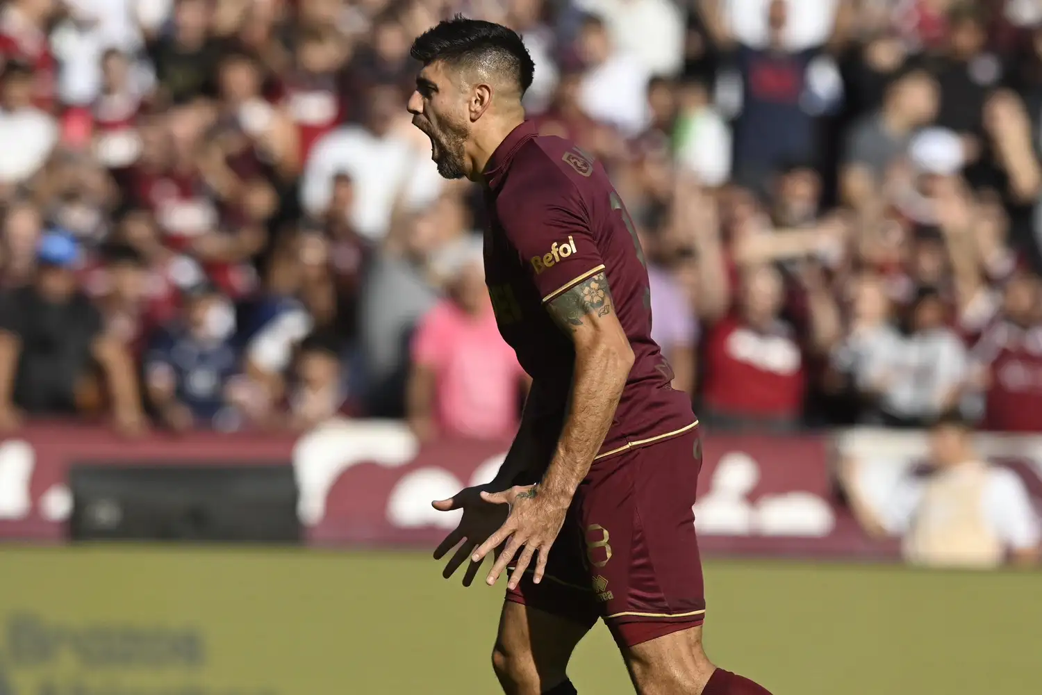 Leandro Díaz festeja uno de sus dos goles.