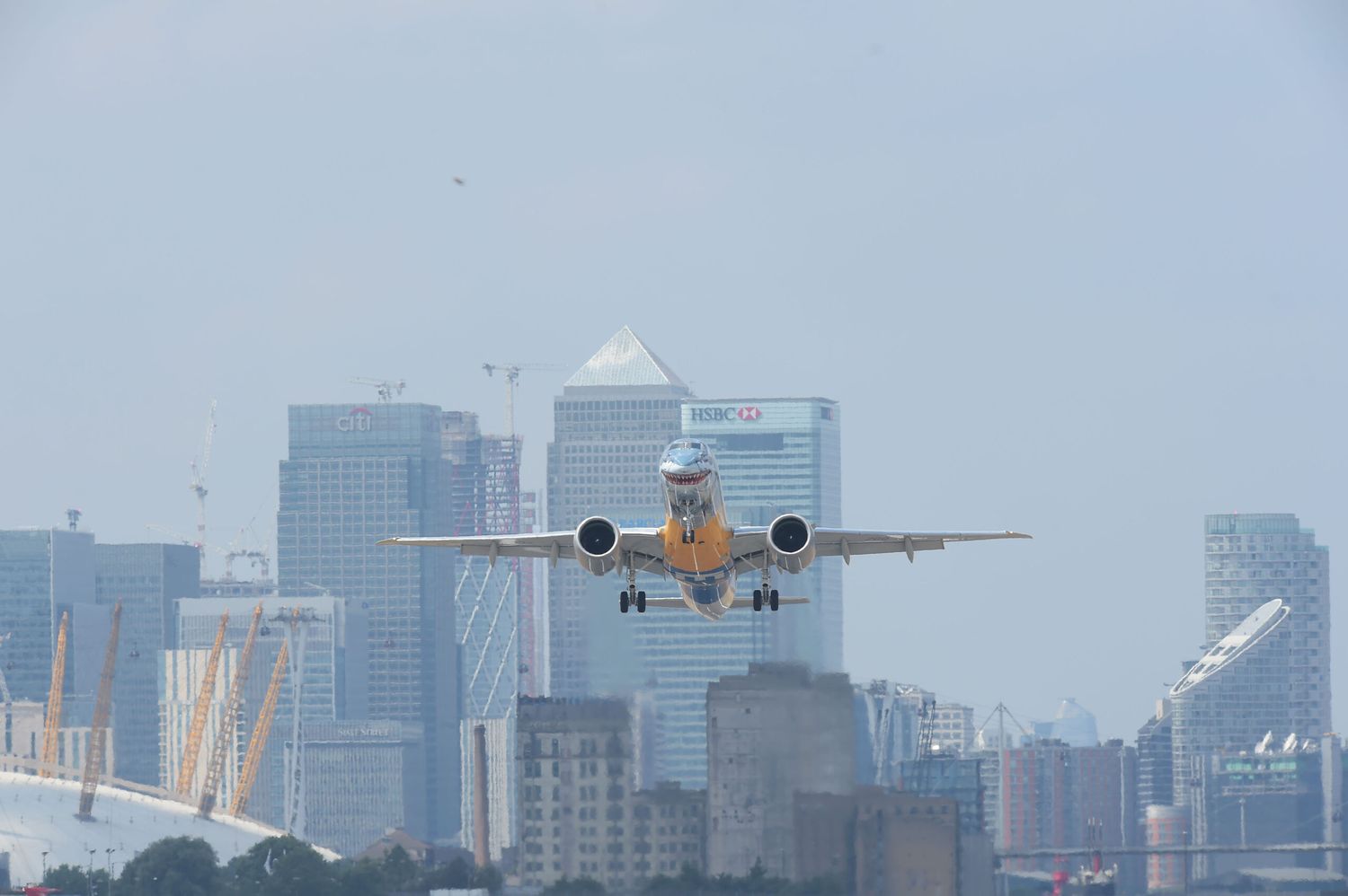 El nuevo rey de London City: EASA certifica al Embraer E190-E2 para aproximaciones pronunciadas