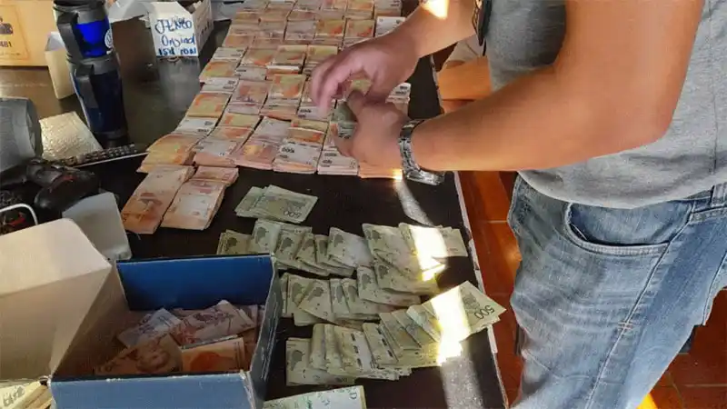 Cayó una banda de estafadores: incautaron dólares, $2 millones y valiosa mercadería