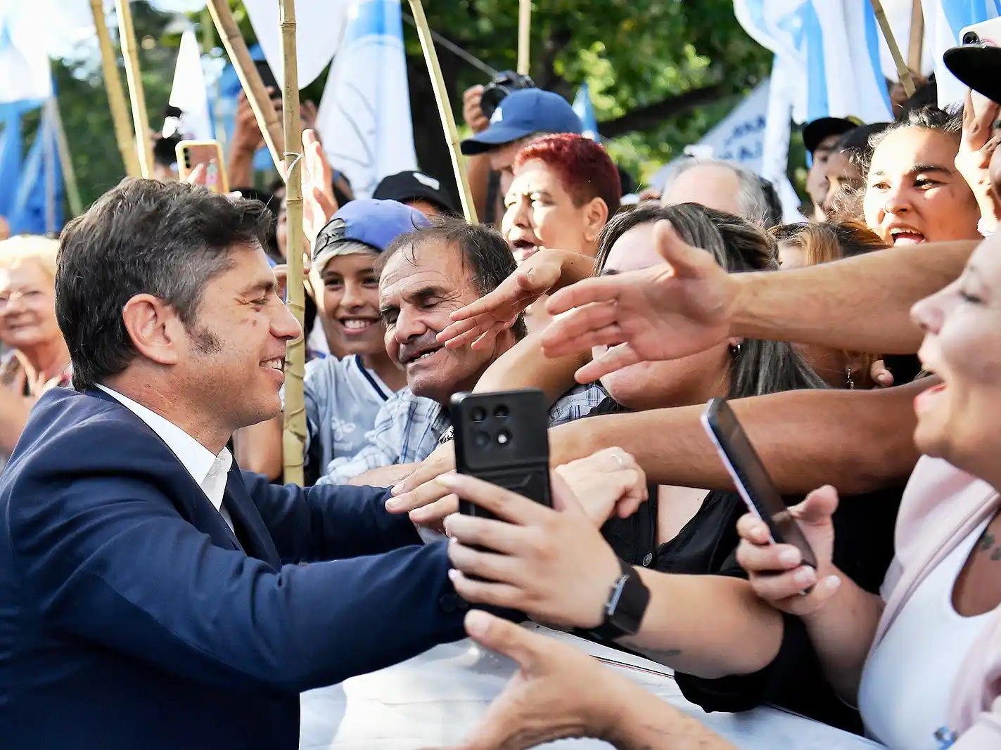 kicillof saluda a los asistentes al acto de apertura de sesiones de la legislatura bonaerense
