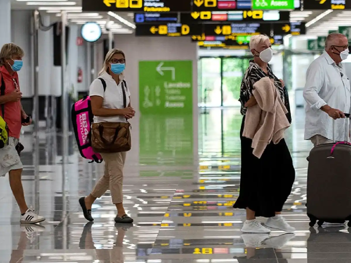 España exigirá desde ahora un test de coronavirus a turistas a partir de los 12 años