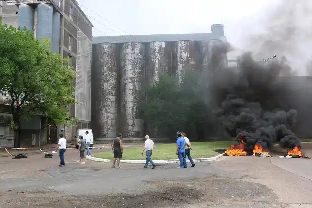 Clausura, protesta y quema de cubiertas por las fuentes de trabajo