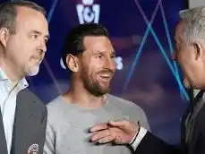 Lionel Messi junto a los hermanos Mas, los propietarios del Inter Miami. Foto: AP Photo / Lynne Sladky.