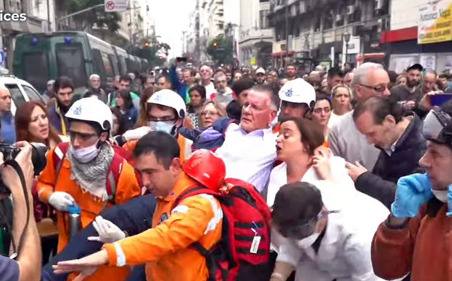 En el exterior del Congreso: El diputado platense Carlos Castagneto atendido por gas pimienta