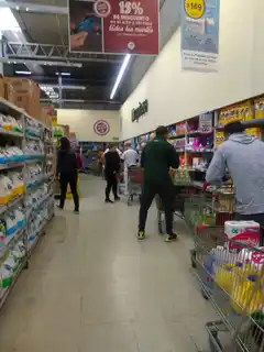 Extensas colas en las cajas, changos más vacíos y pagos con Cuenta DNI