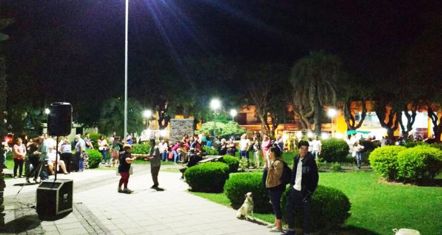 La plaza es para cine y baile