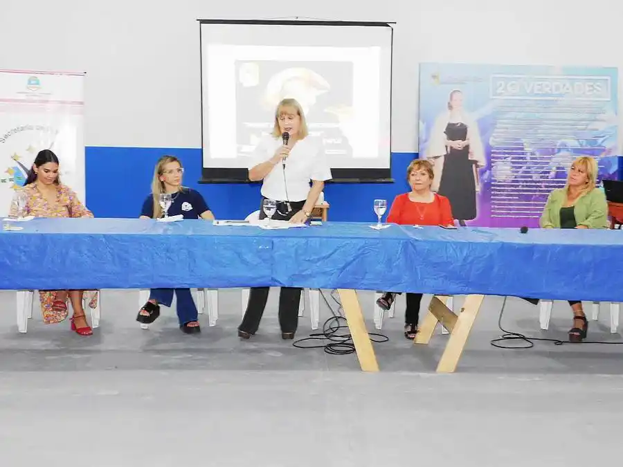 Mes del 8M: exitoso conversatorio destinado a universitarios