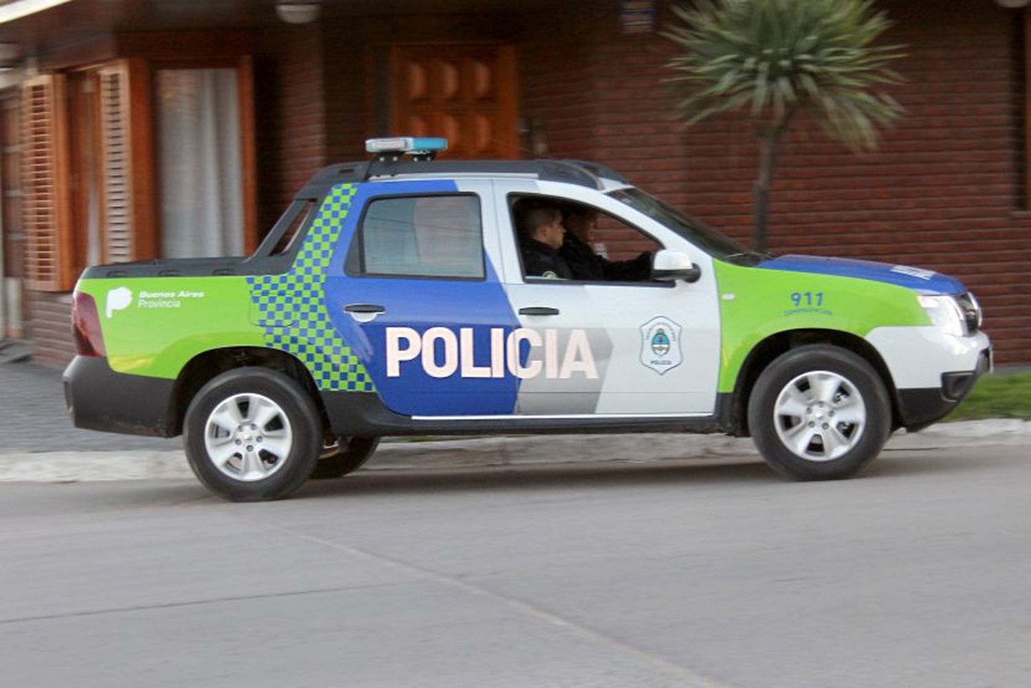 Golpearon a un remisero, le robaron pertenencias y le quemaron el auto