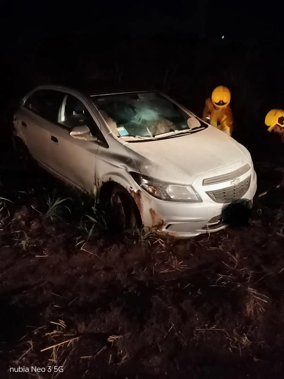 Un auto despistó en un camino rural cerca de Morteros y fue asistido por Bomberos - 3