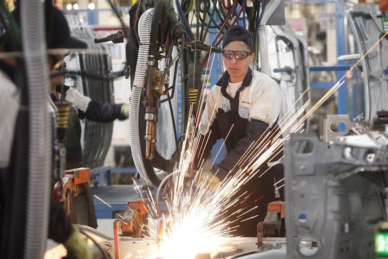 La industria fue el sector más afectado en el primer trimestre: cayó un 13,7% interanual