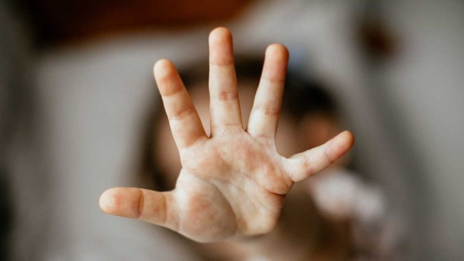 A CAMBIO DE CIGARRILLOS Y COMIDA, abuela y unos tíos permitían el abuso de una niña