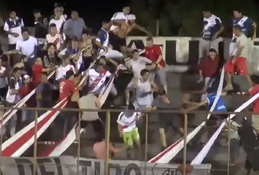 Otra vez los violentos: tremenda pelea en medio de un partido 
