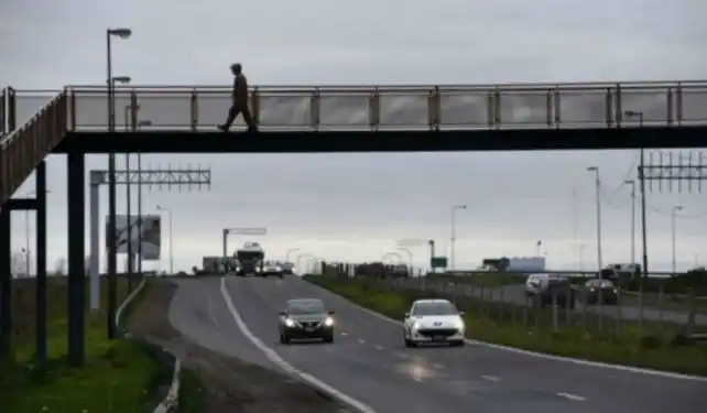 Tres delincuentes le robaron un millón de pesos a un empresario en la autopista