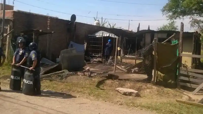 Estaban solas en su casa con 2 y 4 años, y murieron en un incendio