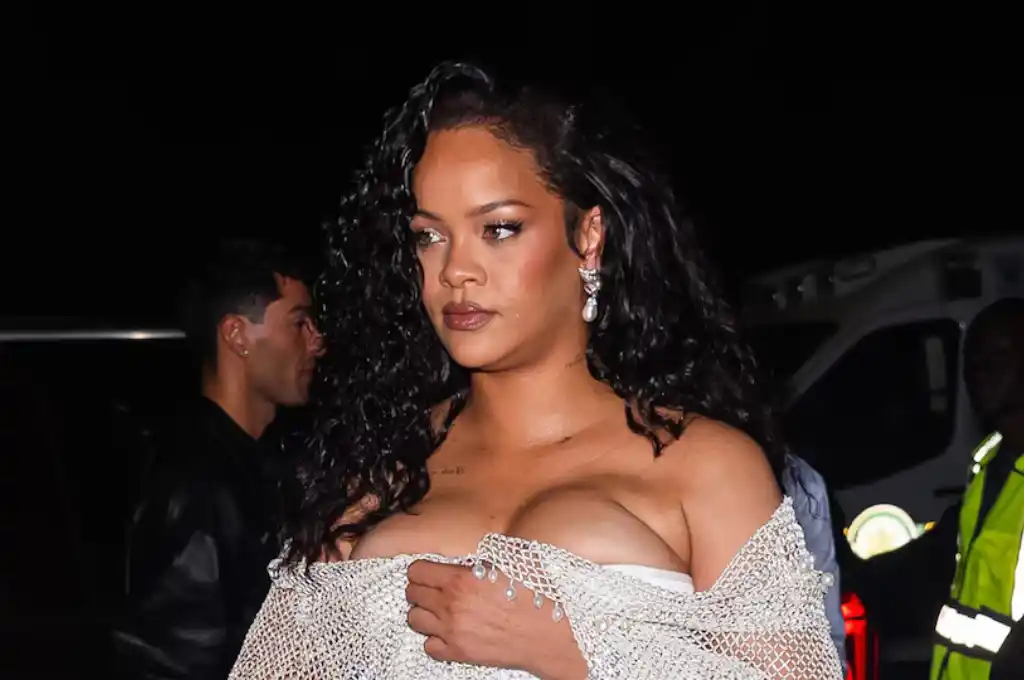 Rihanna, dejó a todos boquiabiertas con su apuesta de indumentaria.