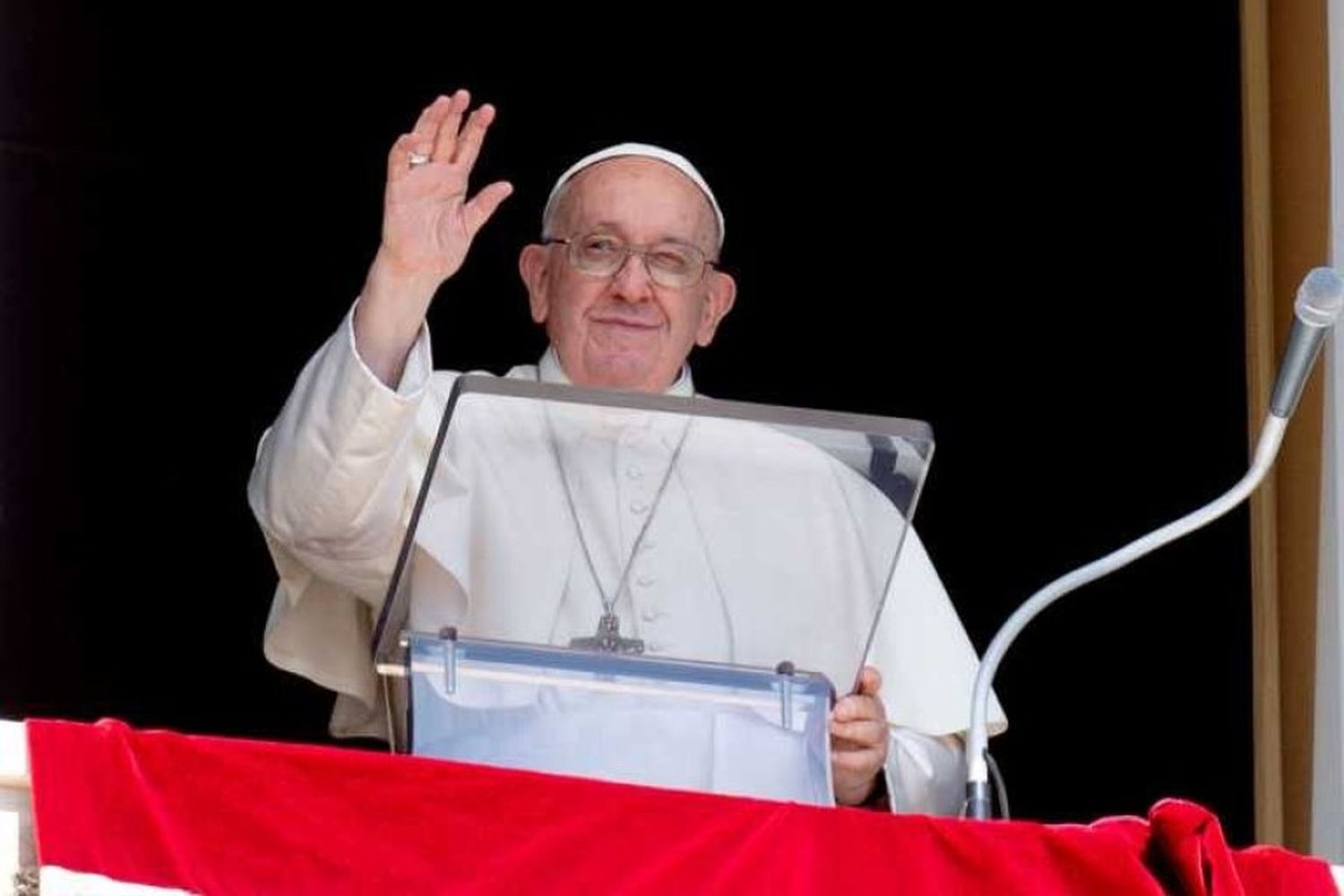 El Papa abre la posibilidad limitada de bendecir parejas del mismo sexo