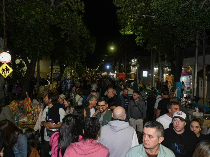 La Noche en mi Barrio llega a Azcuénaga: habrá gastronomía, música y actividades sobre calle Mendoza
