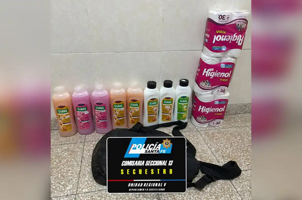 Casa por casa, ofrecía champú y papel higiénico a la venta, pero no eran suyos