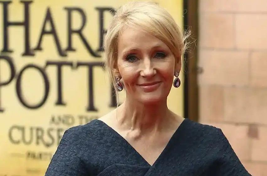 Acusaron a J. K Rowling, la escritora de Harry Potter de transfóbica