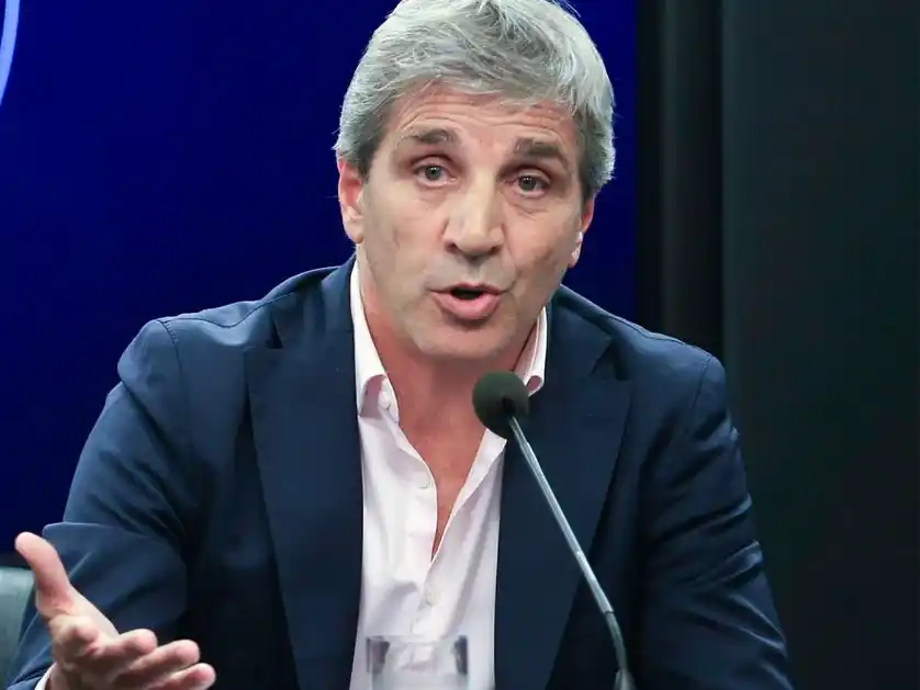 Caputo confirmó que el Gobierno trabaja en un IVA compartido con las provincias