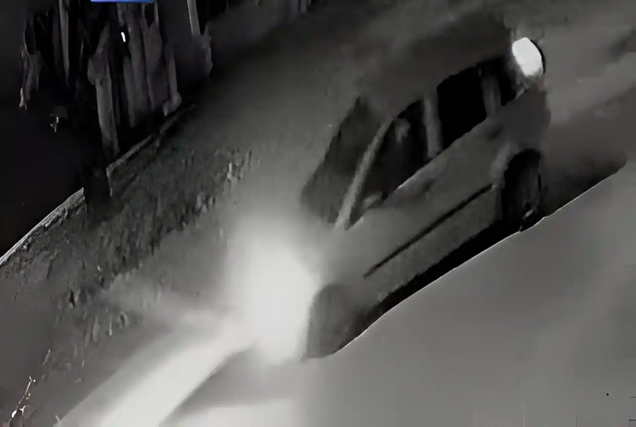 El Ford Fiesta gris quedó registrado por cámaras de seguridad de la zona.