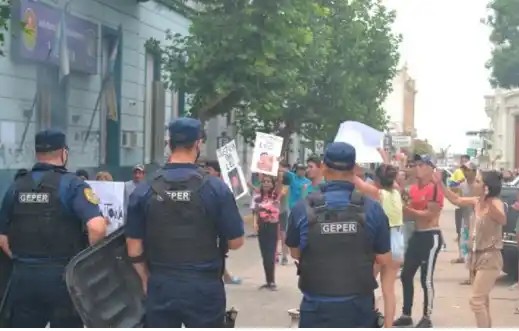 Derechos Humanos de Gualeguay repudia la represión contra familiares del joven fallecido en la cárcel de Victoria