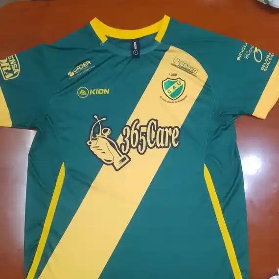 Urquiza presentó su nueva camiseta para la temporada 2025 en una noche a puro sentimiento