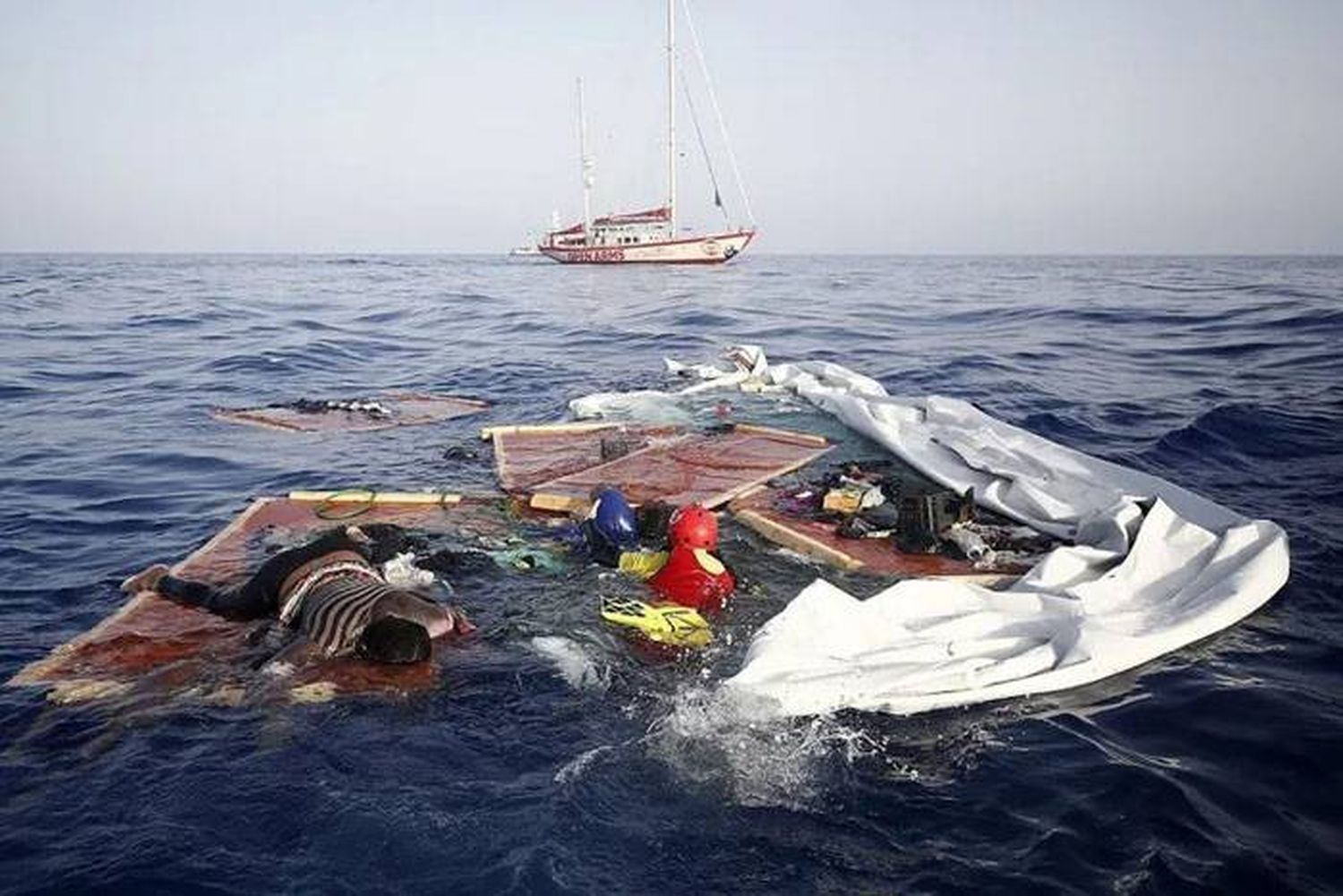 Al menos 73 migrantes muertos por un naufragio en el Mediterráneo