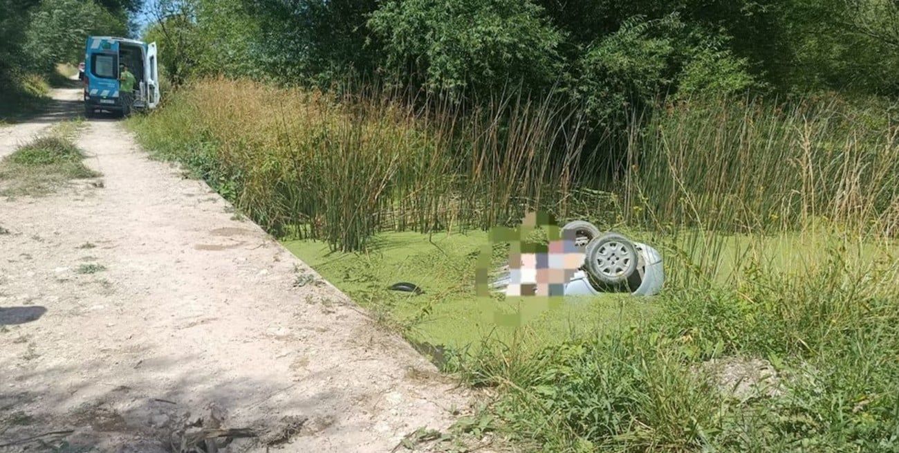 Volvía de visitar la tumba de su marido, sufrió un infarto y cayó con su auto en una laguna