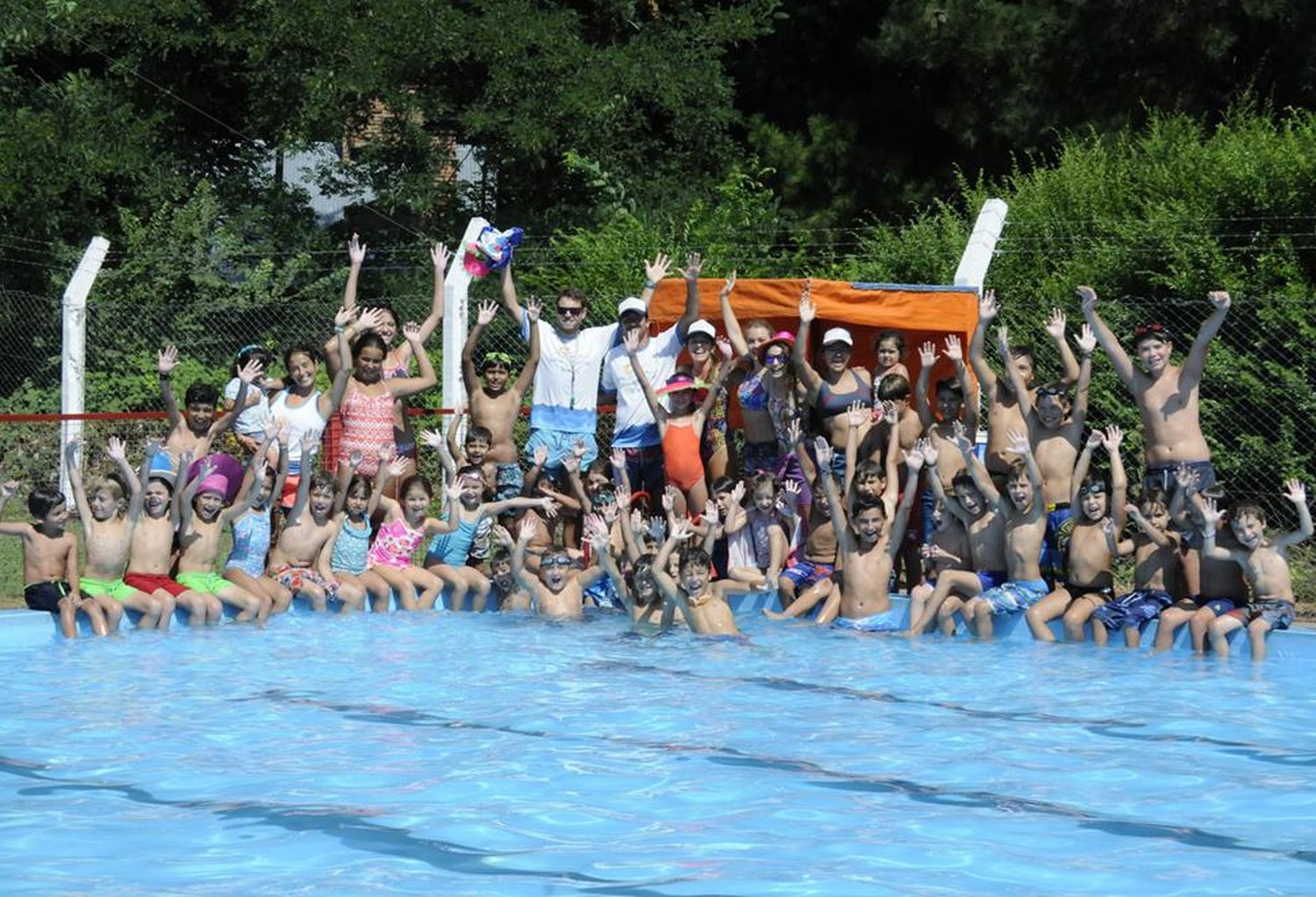 Unidos bajo el sol en la colonia del polideportivo Pucará