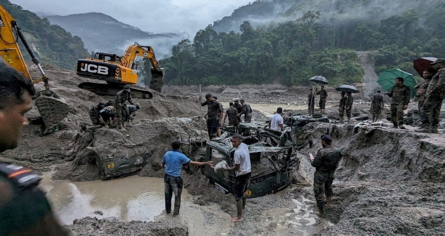 Un centenar de personas eran buscadas tras el desborde del lago. Crédito: Reuters.