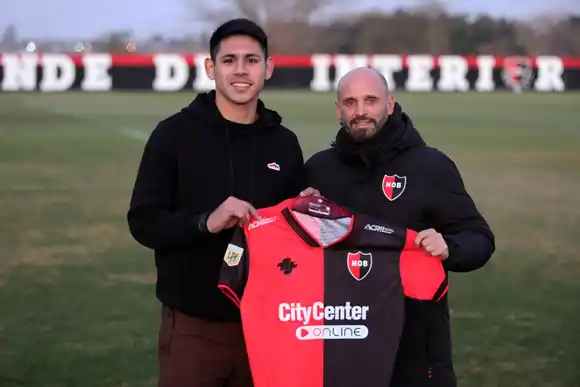Otro pasajero más en el Parque: Newell's oficializó la llegada del defensor Saúl Salcedo