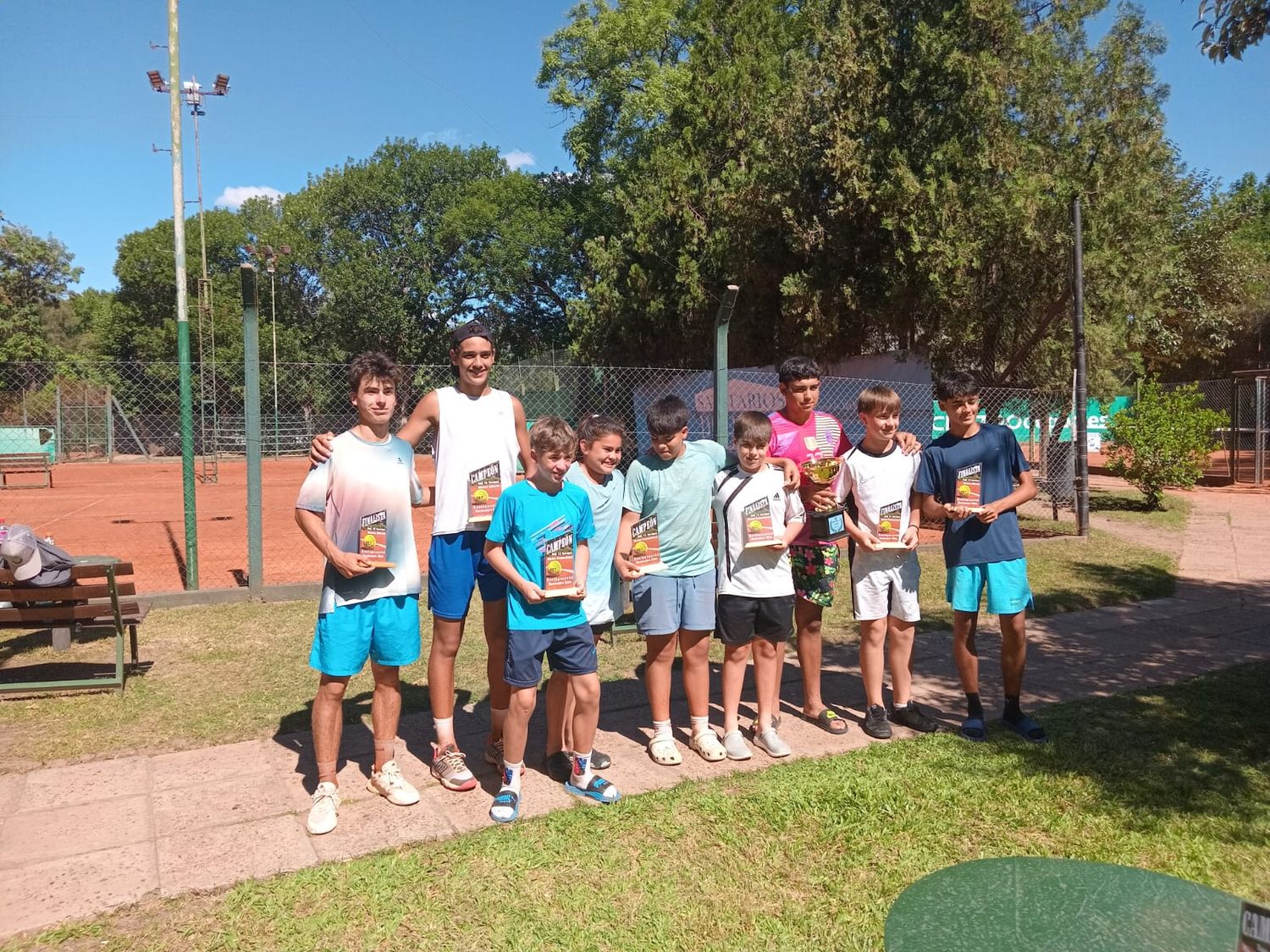 Luciano Cabaña (el de mayor estatura) junto a los campeones de las demás categorías.