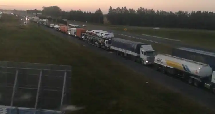 Choque múltiple en Ruta 9: Analizan tránsito asistido mientras liberan la traza