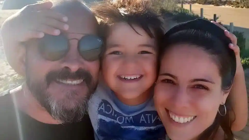 Diego Quirós, su hijastro Iñaki y su esposa Yanina.