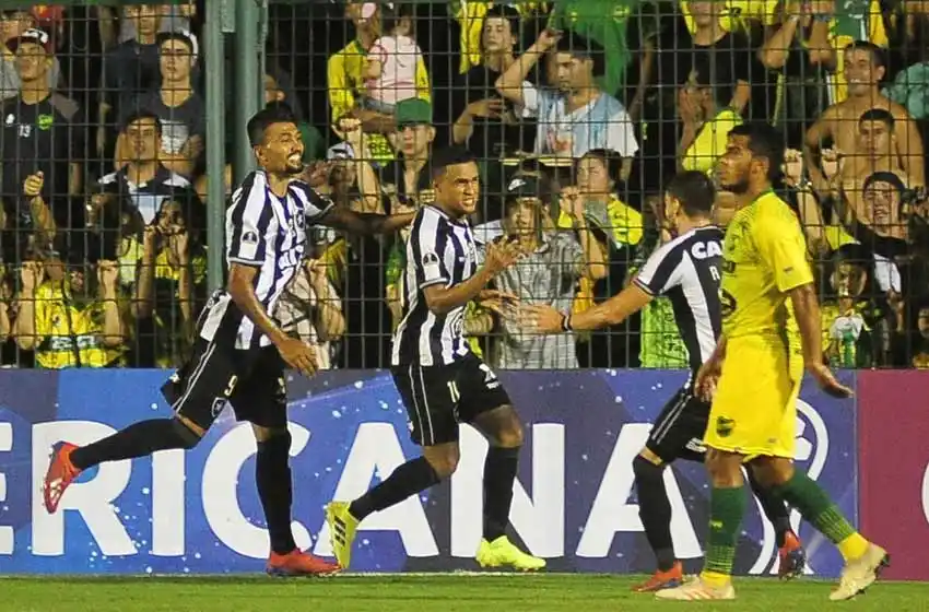 Defensa fue goleado por Botafogo y se despidió en Varela
