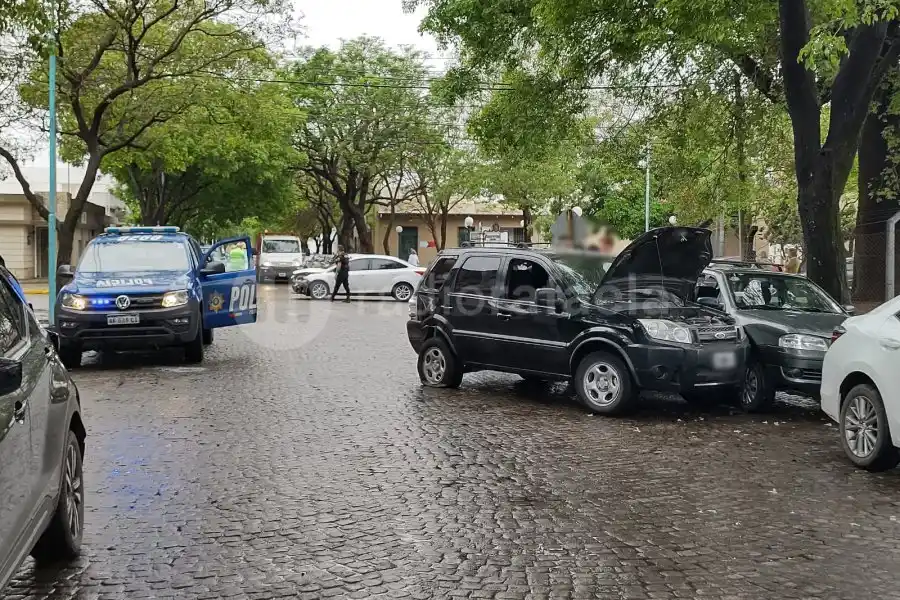 Fuerte accidente con cuatro vehículos involucrados en el centro de la ciudad
