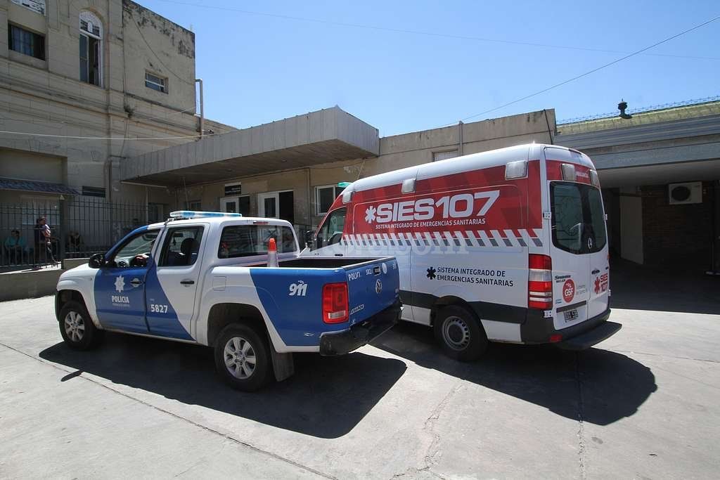 Vendedores ambulantes atacaron con un arma blanca a un joven en pleno centro santafesino
