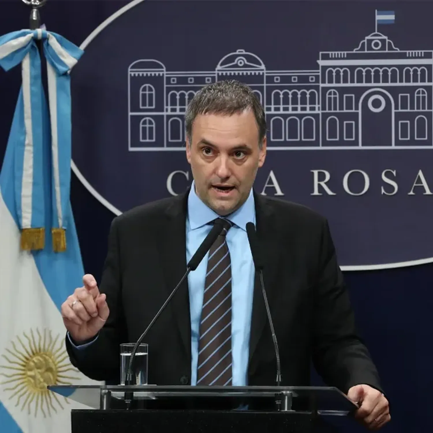 Adorni: "El último día de gobierno será con motosierra en mano"