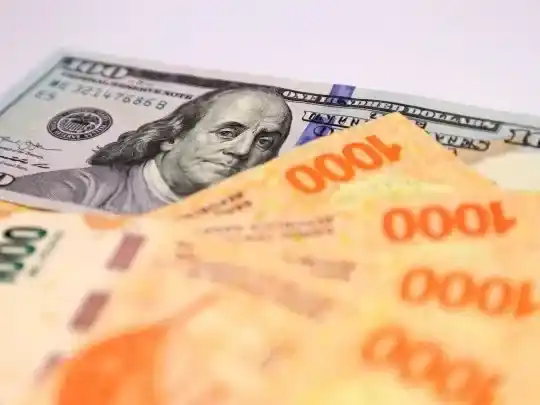 El dólar oficial extiende alza y quiebra un nuevo récord, mientras el blue supera los $1.300