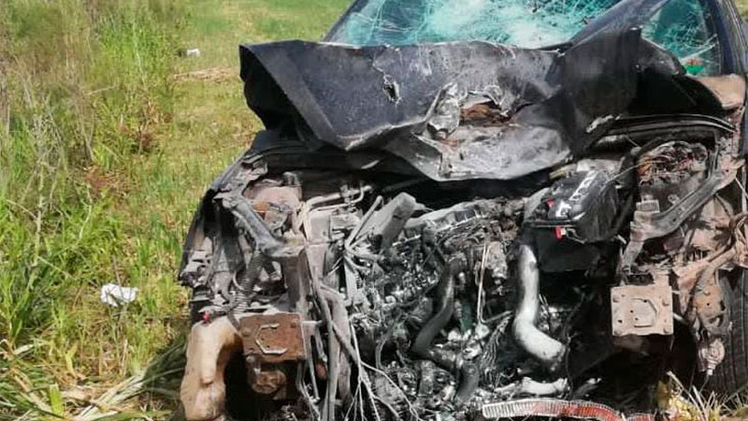 Dos jóvenes fallecieron en impresionante choque entre moto y auto en Ruta 39