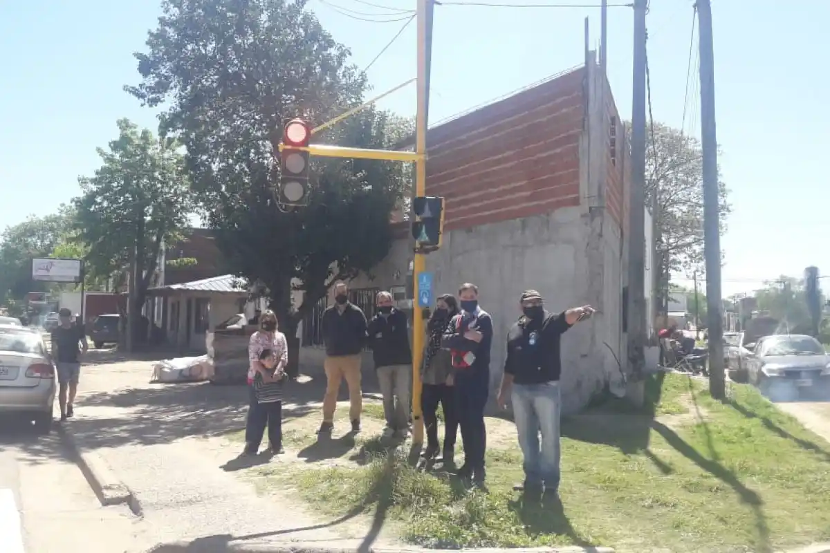 La Municipalidad instaló el primer semáforo peatonal