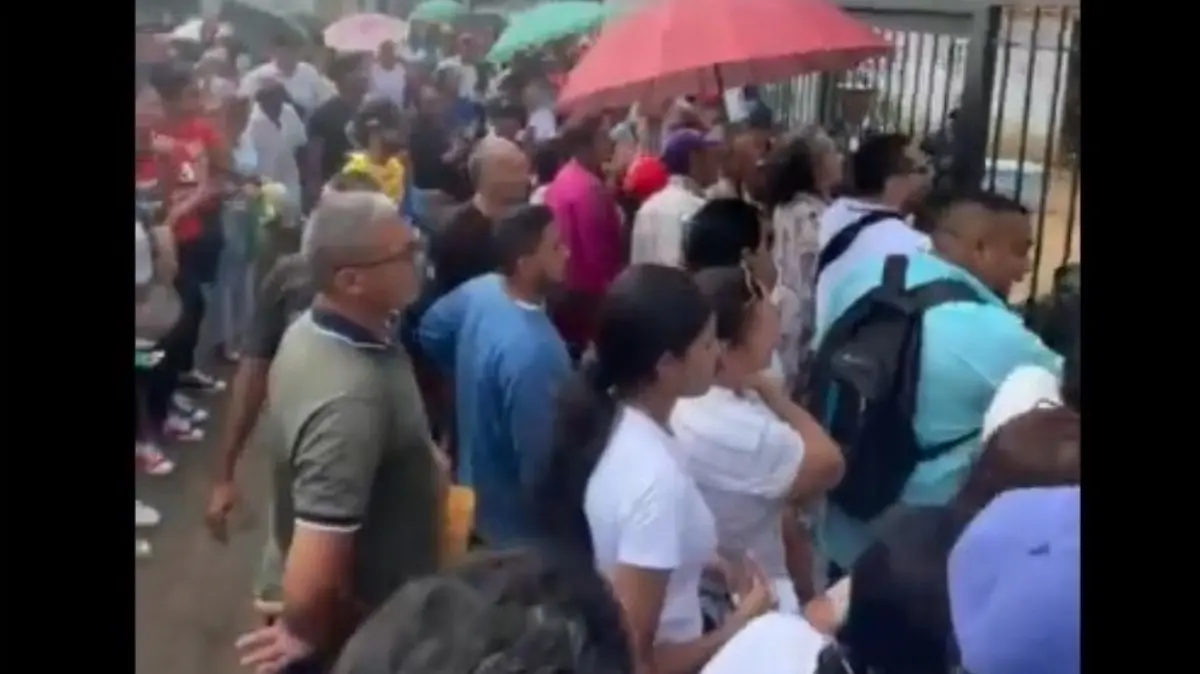 Retrasos, lentitud y colas reportan desde centros de votación en el interior de Venezuela (VIDEOS)