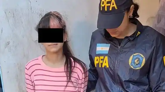 Una viuda negra adolescente le robó un arsenal a un hombre de 68 años