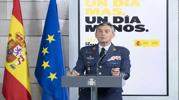 ESCÁNDALO EN ESPAÑA: renuncia jefe del Estado Mayor por vacunarse antes que la población vulnerable