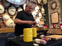 Hecho a mano y con historia: secretos del atado del salamín tandilero