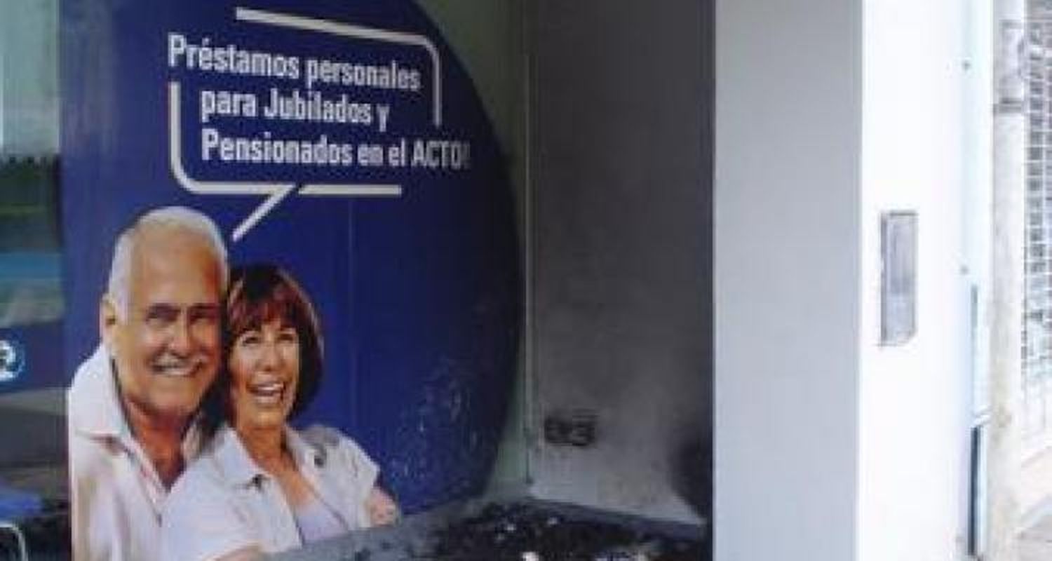 Robo, persecución y disparos en una estación de servicio