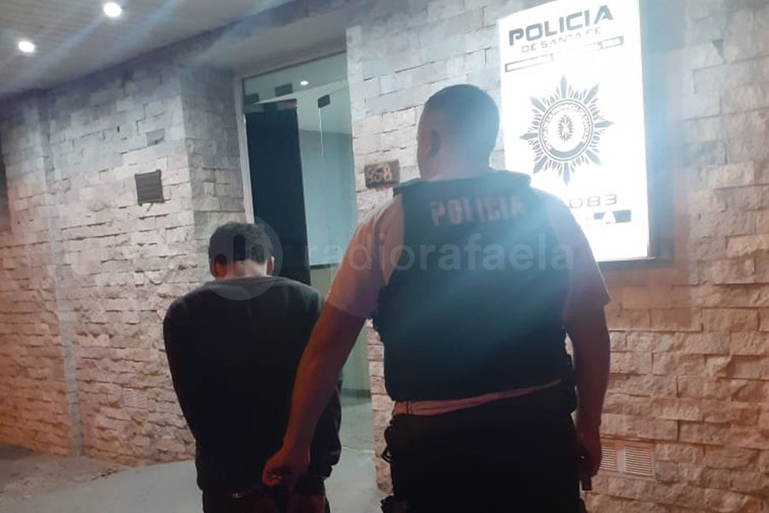 Le entraron a robar al comercio y logró retener al ladrón mientras esperaba a la policía