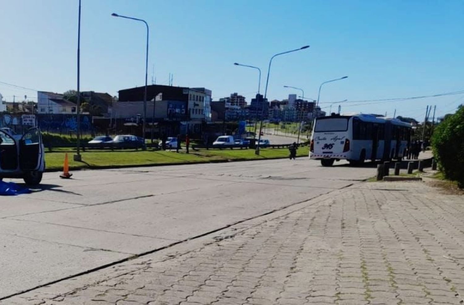 Se escapó de una clínica psiquiátrica y se arrojó abajo de un colectivo