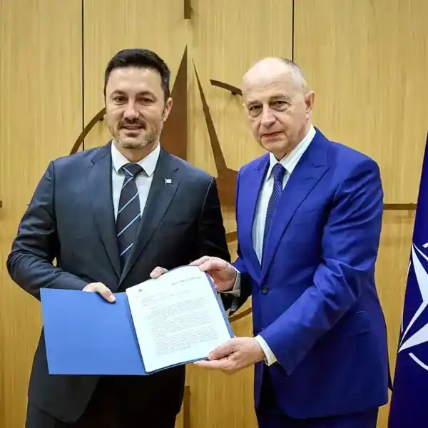 El ministro de Defensa, Luis Petri, le entregó a Mircea Geoana, secretario general adjunto de la OTAN, una carta de intención para que Argentina sea socio global de la alianza militar.